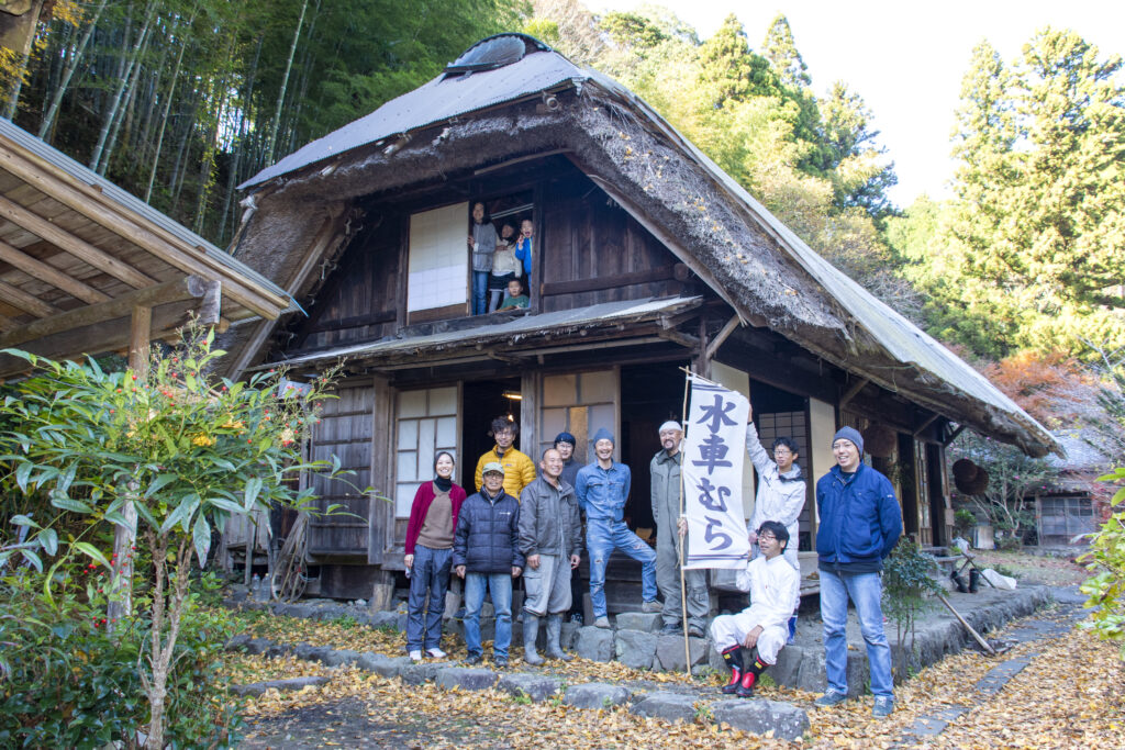 茅葺き屋根の古民家と水車が回る「水車むら」。日本の原風景が残る中山間地域の再生に挑む（水車むらプロジェクト）